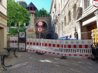Fassadenschaden am Römertor führt zu Straßensperrungen und Zugangsbeschränkungen