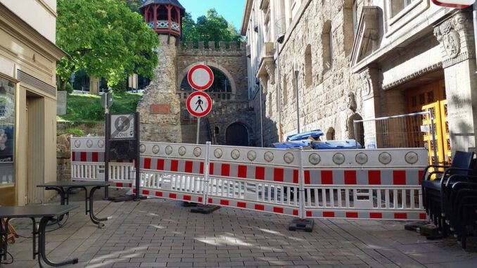 Fassadenschaden am Römertor führt zu Straßensperrungen und Zugangsbeschränkungen Fassadenschaden am Römertor führt zu Straßensperrungen und Zugangsbeschränkungen