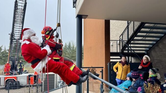 Höhenretter der Feuerwehr seilten sich als Nikolaus ab und überraschten Bewohner im Zwerg Nase Zentrum Höhenretter der Feuerwehr seilten sich als Nikolaus ab und überraschten Bewohner im Zwerg Nase Zentrum