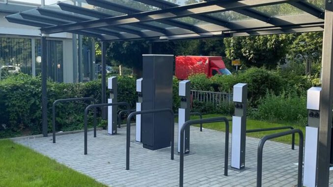 Überdachte Fahrradstation am Elsässer Platz eröffnet kostenlose, videoüberwachte Abstellflächen mit Ladeangebot